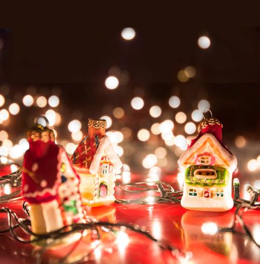 Noel oyuncakları evler ve fotokopi alanı olan ışıklar.