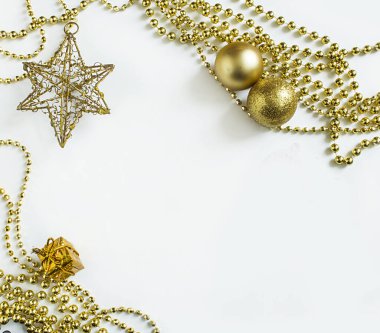 Beyaz arka planda Noel süsleri, tatil geçmişi, tebrik kartı şablonu.