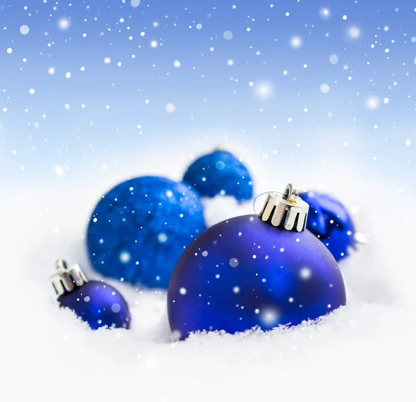 Weihnachten Blaue Kugeln Auf Schnee Hintergrund — Stockfoto