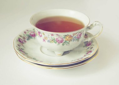 Beyaz arkaplanda eski bir fincan çay.