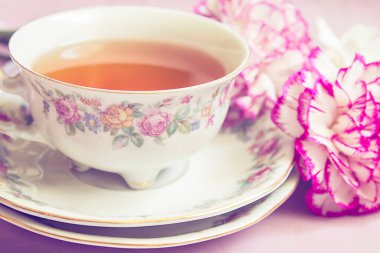 Pembe çiçekli eski çay fincanı davetiye, tebrik kartı, tasarım için retro arka plan..