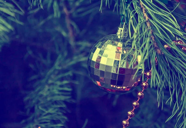 Kerstboom Met Decoraties Onscherpe Bokeh Lichten — Stockfoto