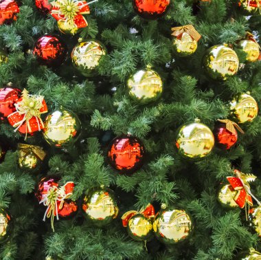 Süslü Noel ağacı, dağılmış tatil geçmişi..