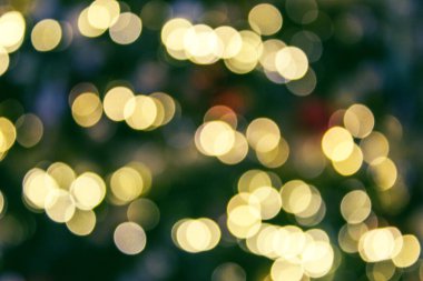 Bulanık bokeh ile soyut noel arkaplanı noel ağacı üzerindeki bulanık ışık süslemesi.
