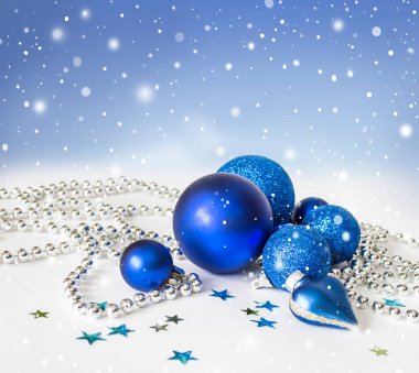 Mavi Noel süslemeleri ve toplar