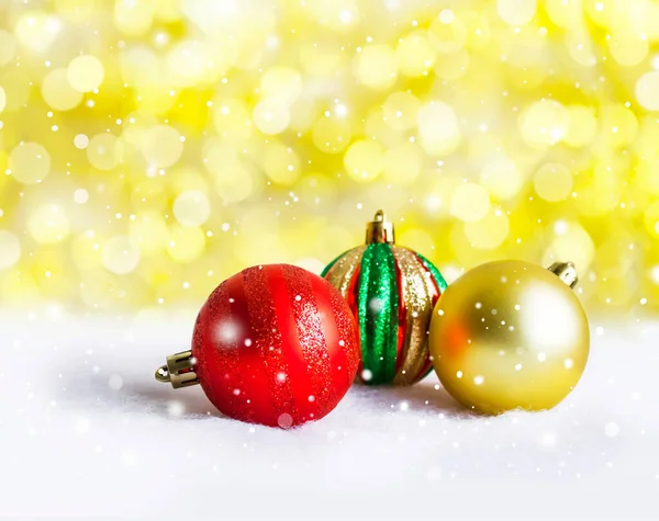 クリスマスの黄金と赤のボール 白と黄金のボケに焦点を当てた背景 — ストック写真
