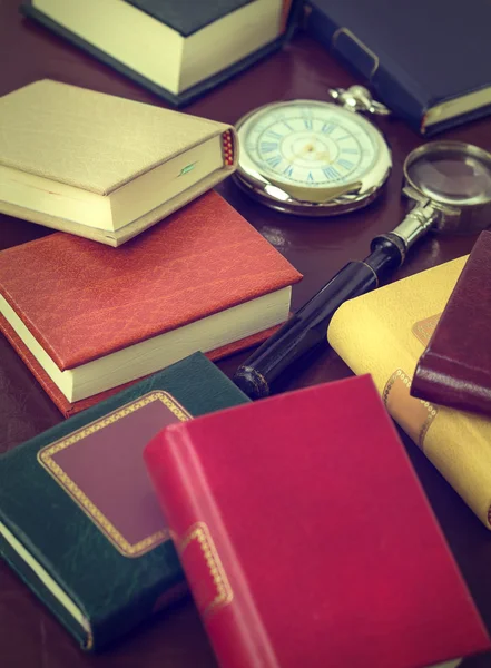 Libri, lente d'ingrandimento e orologi . — Foto Stock