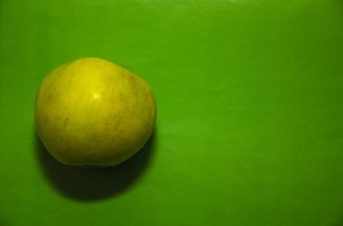 Açık yeşil elma yakın plan parlak yeşil arka plan