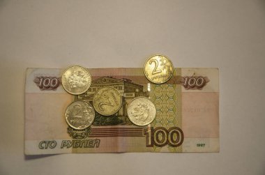 Rus banknotları ve paraları beyaz arka planda yakın plan