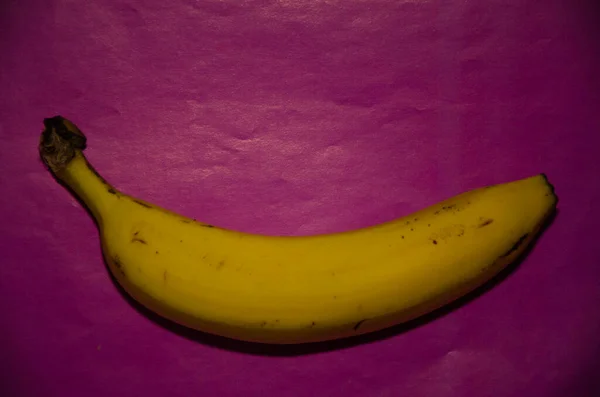Κίτρινη Μπανάνα Μωβ Φόντο — Φωτογραφία Αρχείου