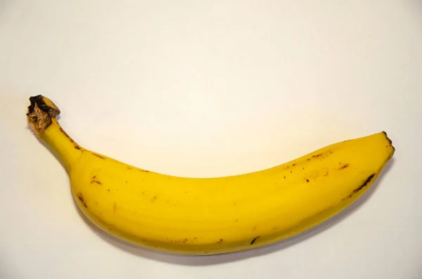 Plátano Amarillo Sobre Fondo Blanco Cerca —  Fotos de Stock