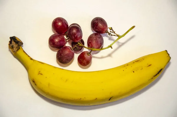 Plátano Amarillo Pequeño Racimo Uvas Rojas Sobre Fondo Blanco —  Fotos de Stock