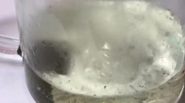 PU-erh çaydanlığında çay demlemek.