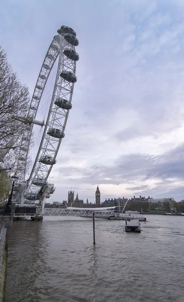 London Eye - известная туристическая достопримечательность — стоковое фото