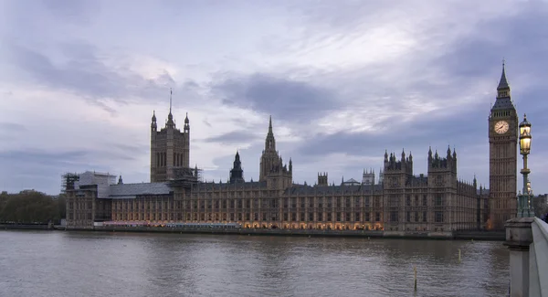 Big Ben en Huizen van het Parlement — Stockfoto