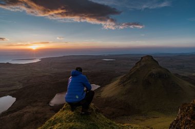 Fotoğrafçı gün doğumunu bekliyor - İskoç Dağları