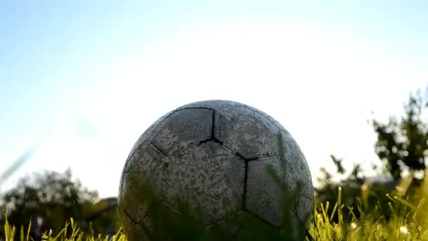 Der kickende Fußball, Fußballball bei Sonnenuntergang (mit Audio) — Stockvideo