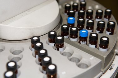 Laboratuvar örnek şişeleri ile santrifüj