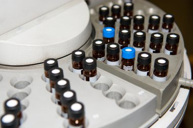 Laboratuvar örnek şişeleri ile santrifüj