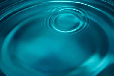 Sakin yüzeyi su damlası