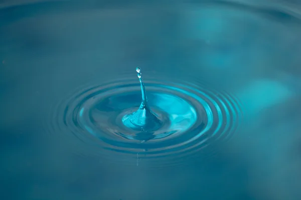 Gota de agua en superficie tranquila —  Fotos de Stock