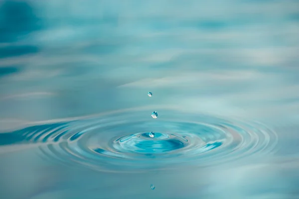 Краплі води на спокійній поверхні — стокове фото