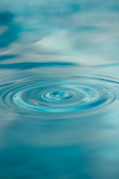 Wassertropfen auf ruhiger Oberfläche — Stockfoto