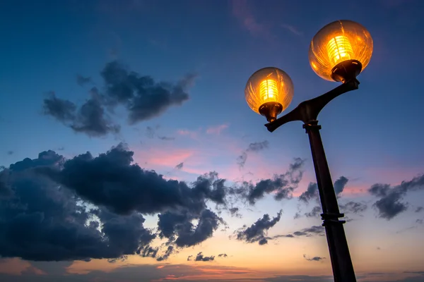 风景秀丽的街灯与乌云密布的夜空 — 图库照片