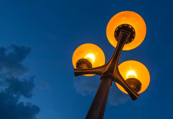Streetlamp scénique avec ciel nocturne nuageux — Photo