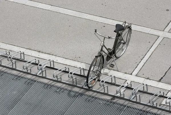하나의 오래 된 자전거를 랙에 주차장 — 스톡 사진