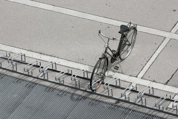 Estacionamiento individual de bicicletas antiguas en un estante —  Fotos de Stock