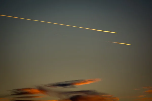 Cloudy Evening Sky With Airplanes — Stock Photo, Image