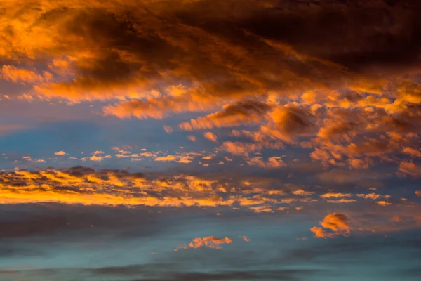 Ciel couchant avec des nuages colorés — Photo