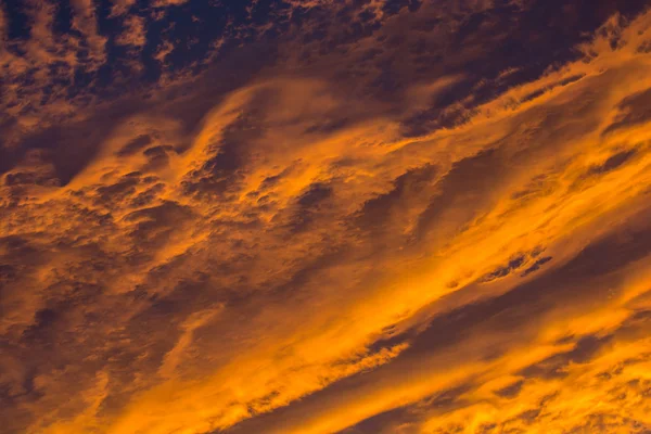 夕暮れ時の重い雷雲 — ストック写真