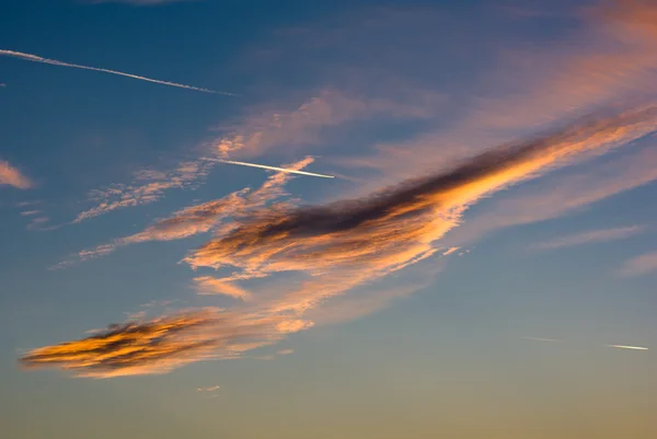 Skyet Aften Himmel med fly - Stock-foto