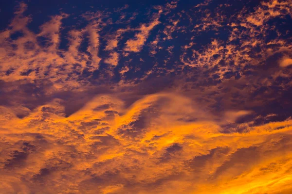 Nuages d'orage lourds au coucher du soleil — Photo