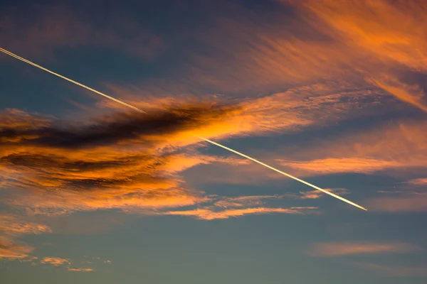 Bewolkt avondlucht met vliegtuigen — Stockfoto