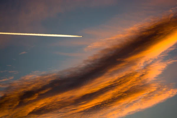 Słabe Wieczorne niebo z samolotów — Zdjęcie stockowe