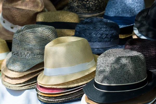 Montón de sombreros en el mercado — Foto de Stock