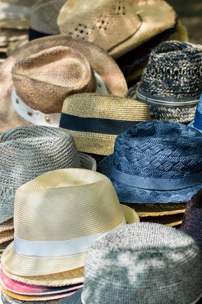 Stapel van hoeden op markt — Stockfoto