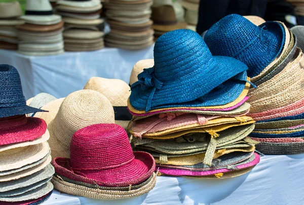 Stapel van hoeden op markt — Stockfoto