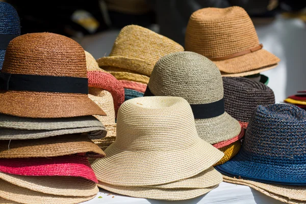 Montón de sombreros en el mercado — Foto de Stock