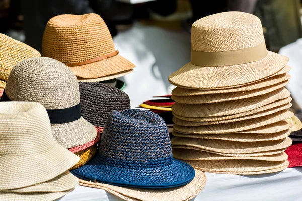 Hög med hattar på marknaden — Stockfoto