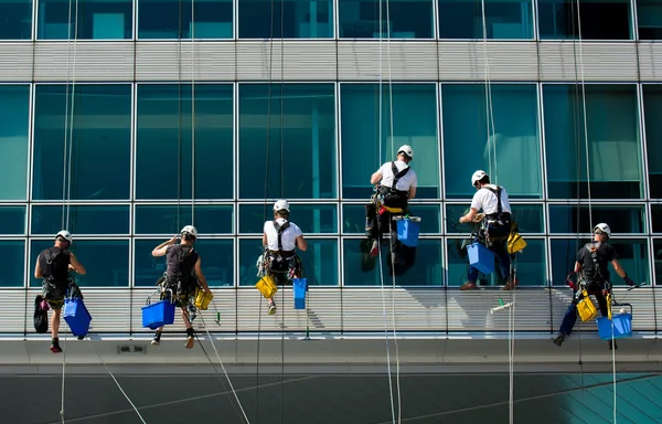 Équipe de travailleurs de l'escalade sur l'immeuble de bureaux — Photo