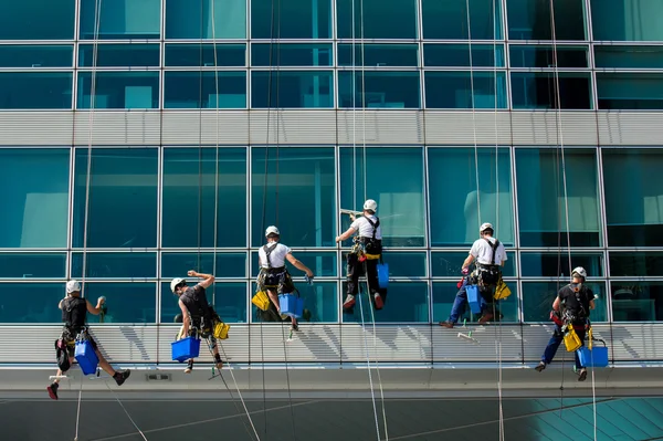 Équipe de travailleurs de l'escalade sur l'immeuble de bureaux — Photo