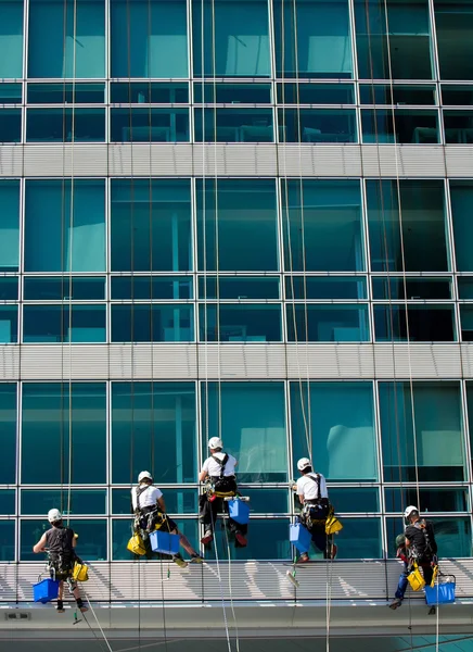 Équipe de travailleurs de l'escalade sur l'immeuble de bureaux — Photo