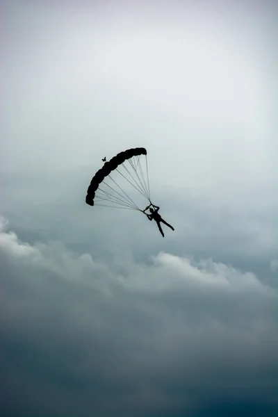 Parachute in de wolken — Stockfoto