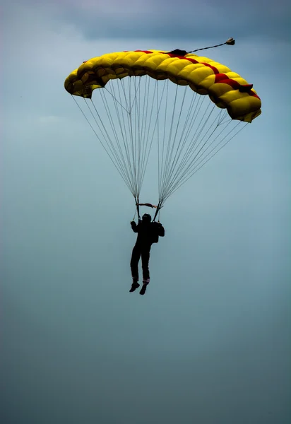 Paracaídas en las Nubes — Foto de Stock