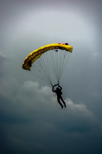 Parachute in de wolken — Stockfoto