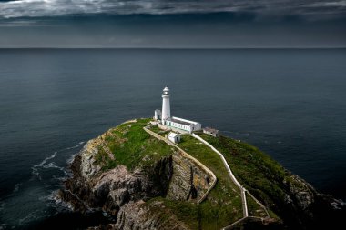 Güney Yığını Deniz feneri ve Kuzey Galler 'deki İrlanda Denizi manzaralı Atlantik kıyısındaki Güney Yığın Adası